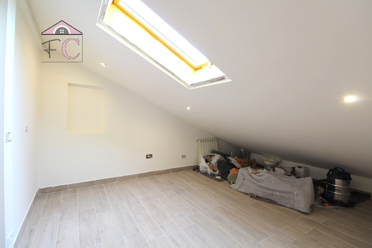 duplex ristrutturato con balconi e posto auto 16.jpg